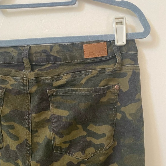 JUDY BLUE DISTRESSED CAMO SKINNY FIT JEANS SIZE 13/31 - Picture 8 of 8